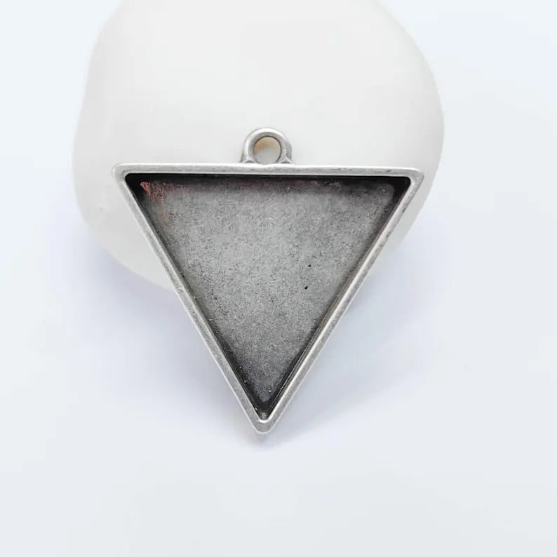 Triangle Bezel Charm Pendant, 25x25mm Bezel Setting, Geometric Frame, Antique Silver Plated G37782