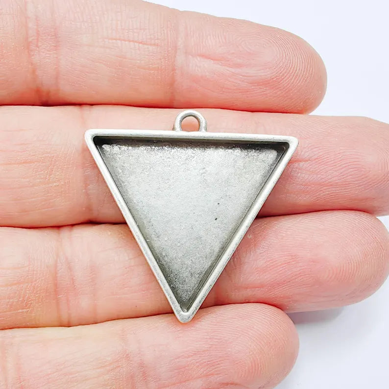 Triangle Bezel Charm Pendant, 25x25mm Bezel Setting, Geometric Frame, Antique Silver Plated G37782