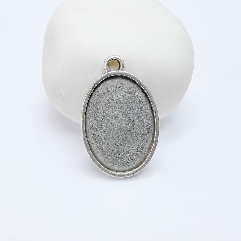 Oval Bezel Pendant, 25x18mm Inner Size, Antique Silver Plated Zamac Jewelry Finding, 31x20mm, G37718