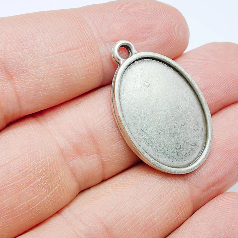 Oval Bezel Pendant, 25x18mm Inner Size, Antique Silver Plated Zamac Jewelry Finding, 31x20mm, G37718