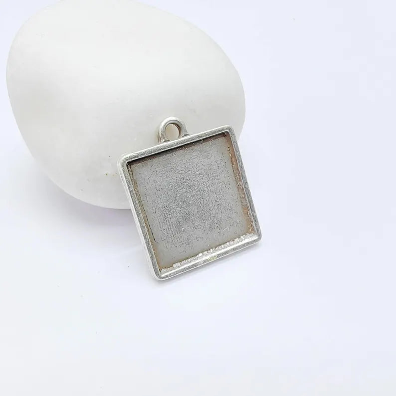 Square Bezel Pendant, 20mm Inner Size, Antique Silver Plated, Zamac Jewelry Finding, 26x22mm, G37724
