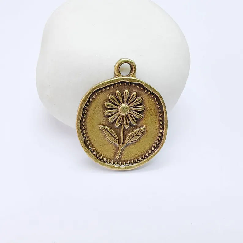 Daisy Flower Charm Pendant, Botanical Floral Design, Antique Bronze Plated, 29x24mm, G37747