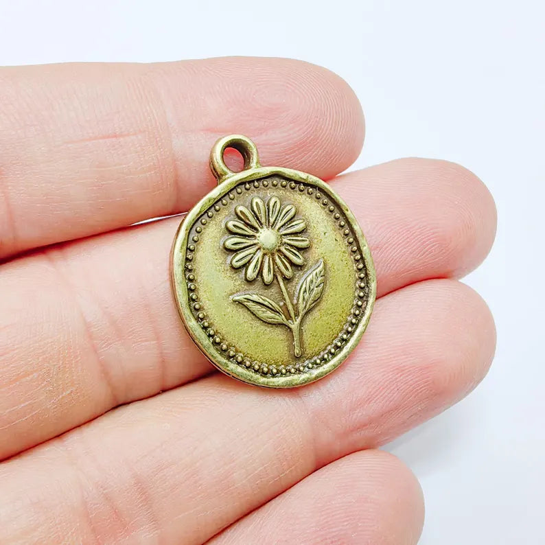 Daisy Flower Charm Pendant, Botanical Floral Design, Antique Bronze Plated, 29x24mm, G37747