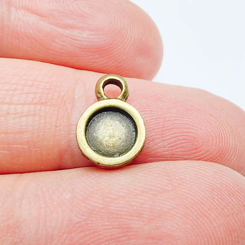 4 Round Bezel Pendant Blank, Circular Design, Antique Bronze Plated, 10mm Bezel, G37789
