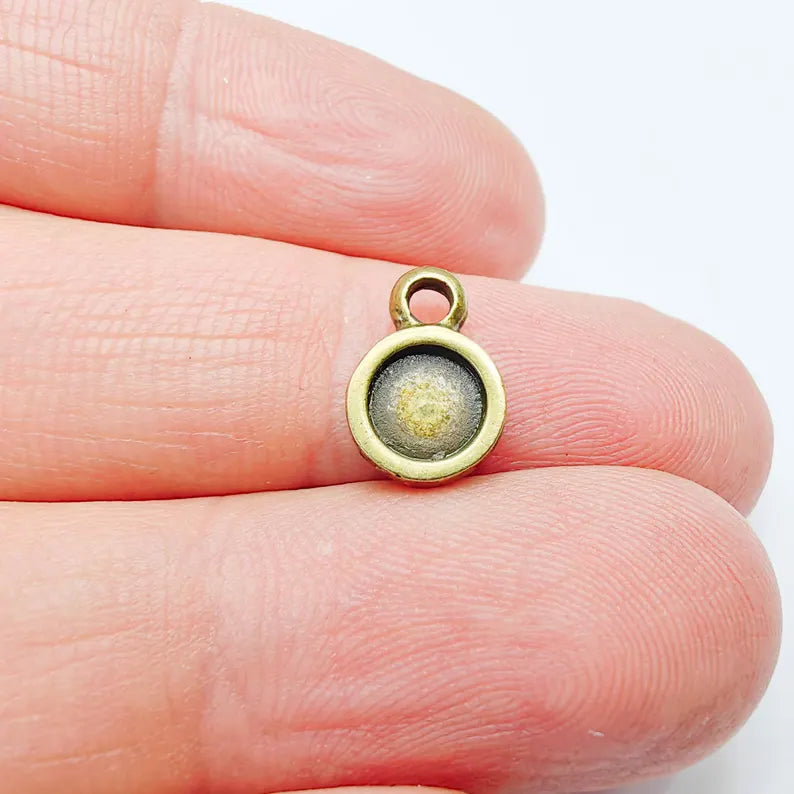 4 Round Bezel Pendant Blank, Circular Design, Antique Bronze Plated, 10mm Bezel, G37789