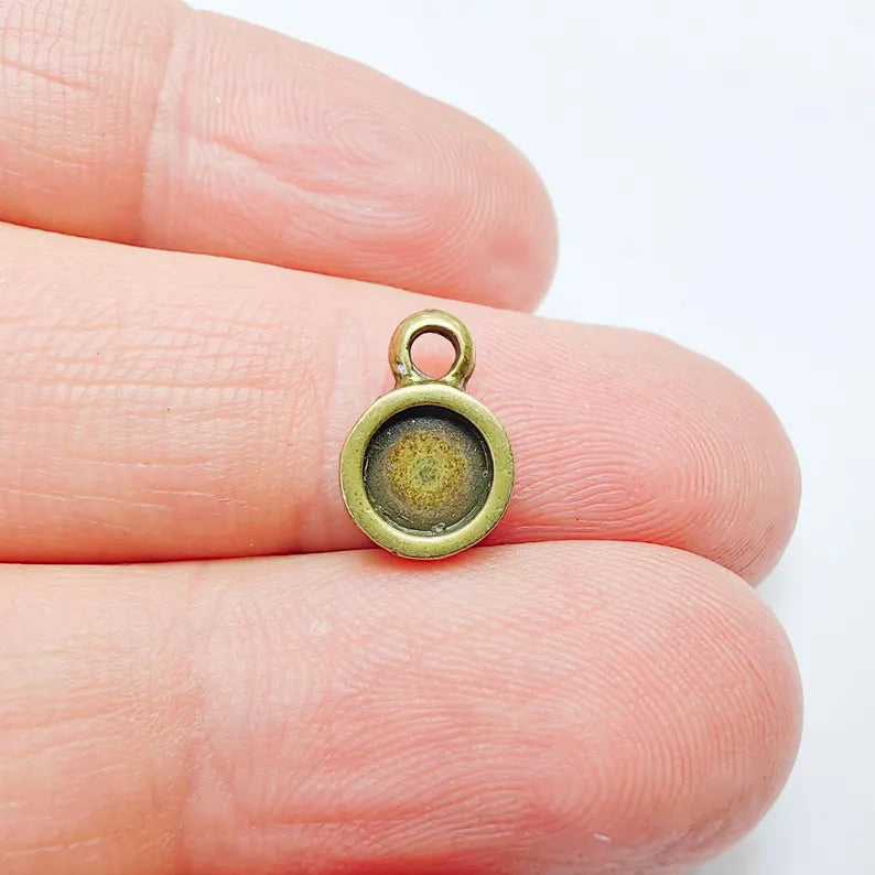 4 Round Bezel Pendant Blank, Circular Design, Antique Bronze Plated, 10mm Bezel, G37789