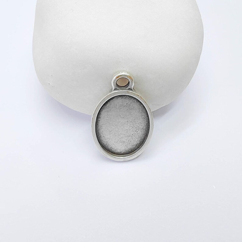 Oval Bezel Pendant, 18x13mm Inner Size, Antique Silver Plated, Zamac Jewelry Finding, 24x15mm, G37771