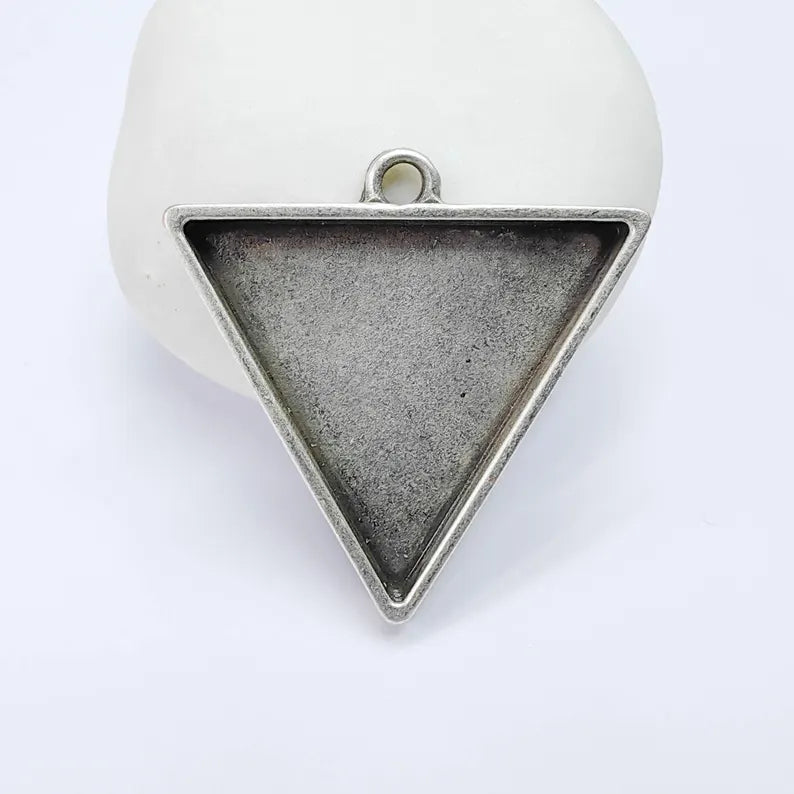 Triangle Bezel Charm Pendant, 25x25mm Bezel Setting, Geometric Frame, Antique Silver Plated G37782