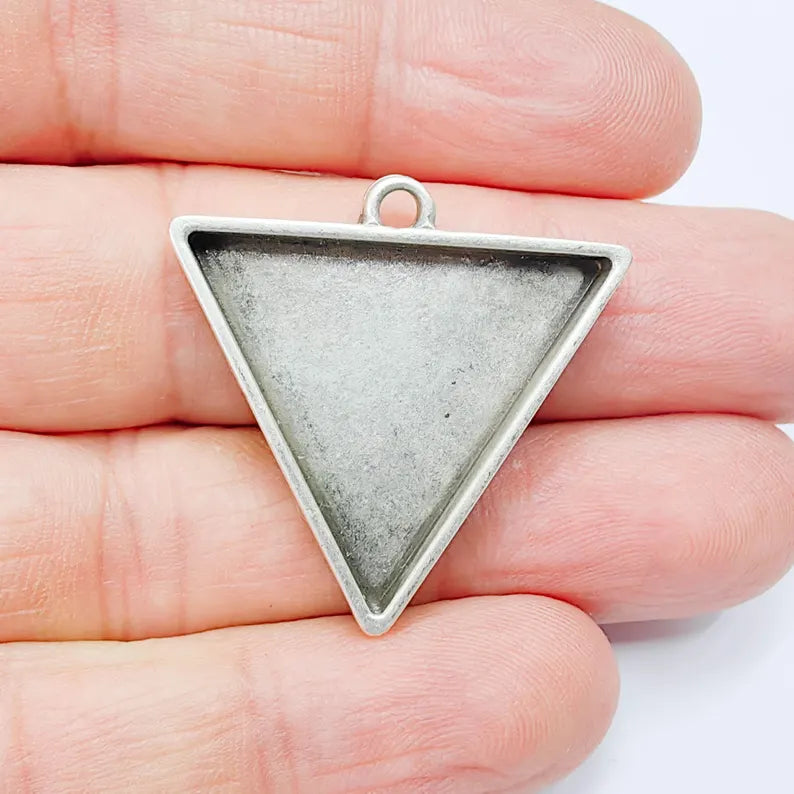 Triangle Bezel Charm Pendant, 25x25mm Bezel Setting, Geometric Frame, Antique Silver Plated G37782