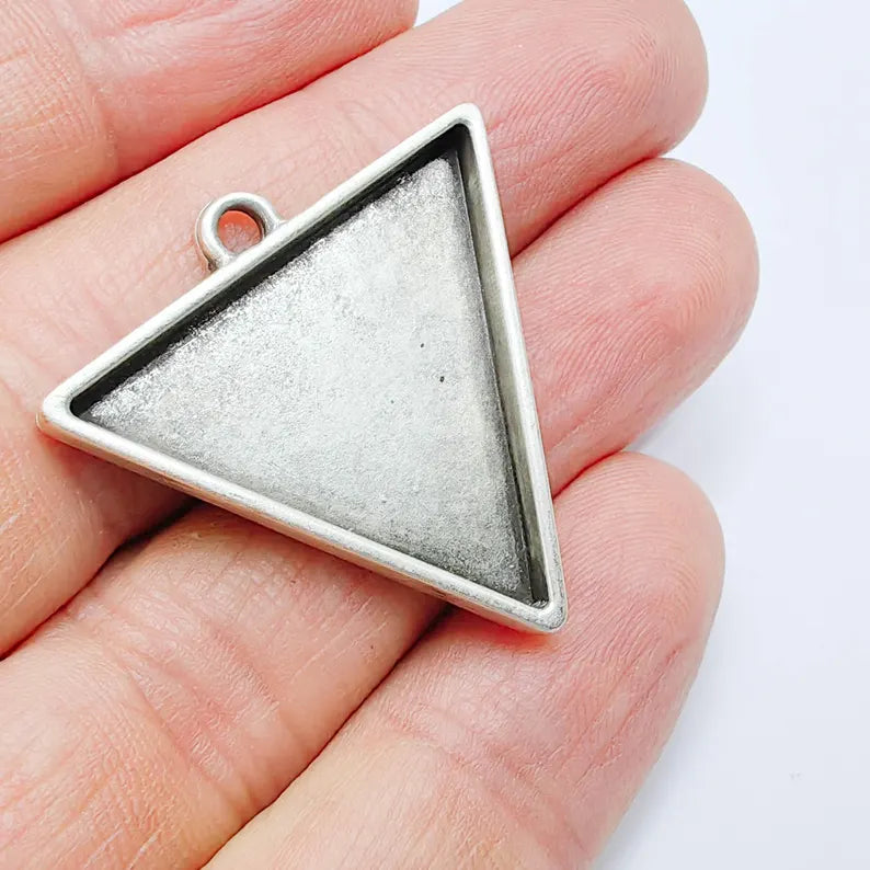 Triangle Bezel Charm Pendant, 25x25mm Bezel Setting, Geometric Frame, Antique Silver Plated G37782
