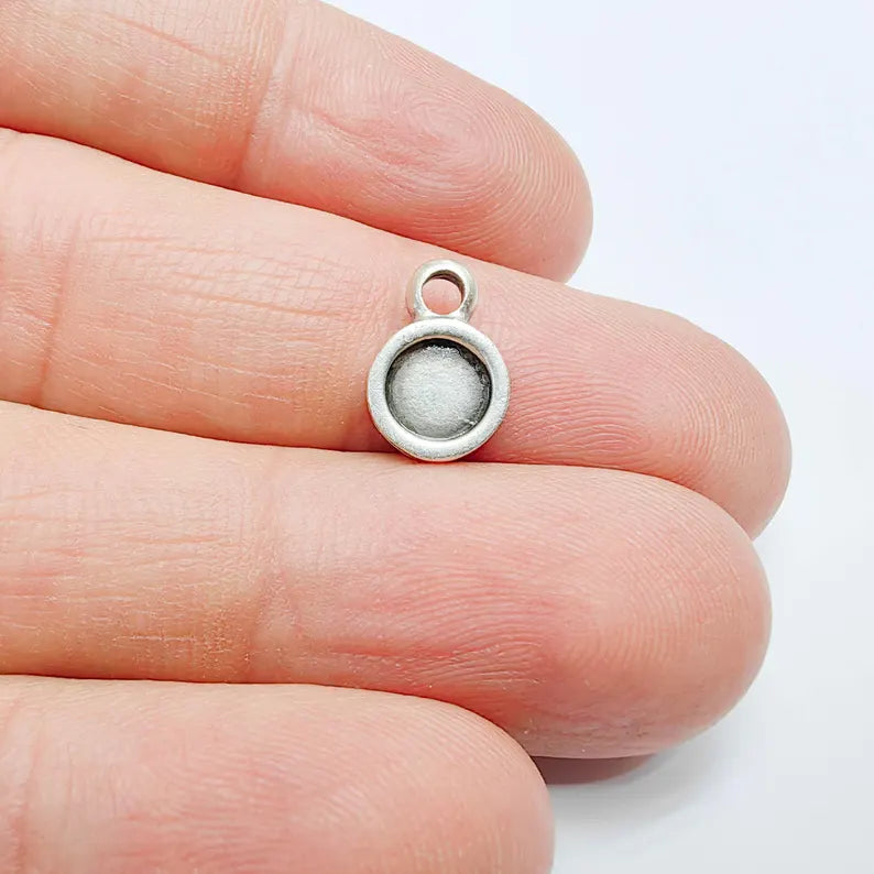 4 Round Bezel Pendant Blank, Circular Design, Antique Silver Plated, 8mm Bezel, G37794