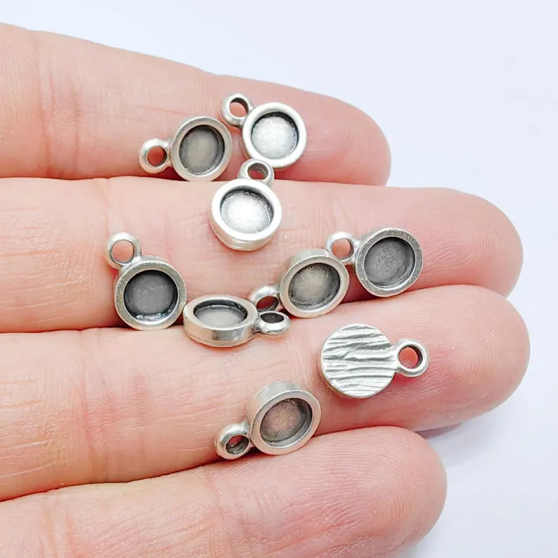 4 Round Bezel Pendant Blank, Circular Design, Antique Silver Plated, 8mm Bezel, G37794