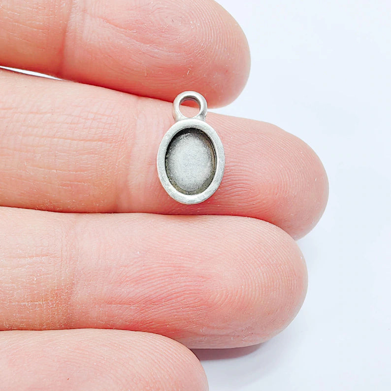 4 Oval Bezel Pendant, 8x6mm Inner Size, Antique Silver Plated, Zamac Jewelry Finding, 16x8mm, G37801