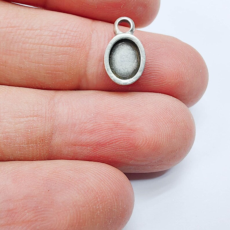 4 Oval Bezel Pendant, 8x6mm Inner Size, Antique Silver Plated, Zamac Jewelry Finding, 16x8mm, G37801