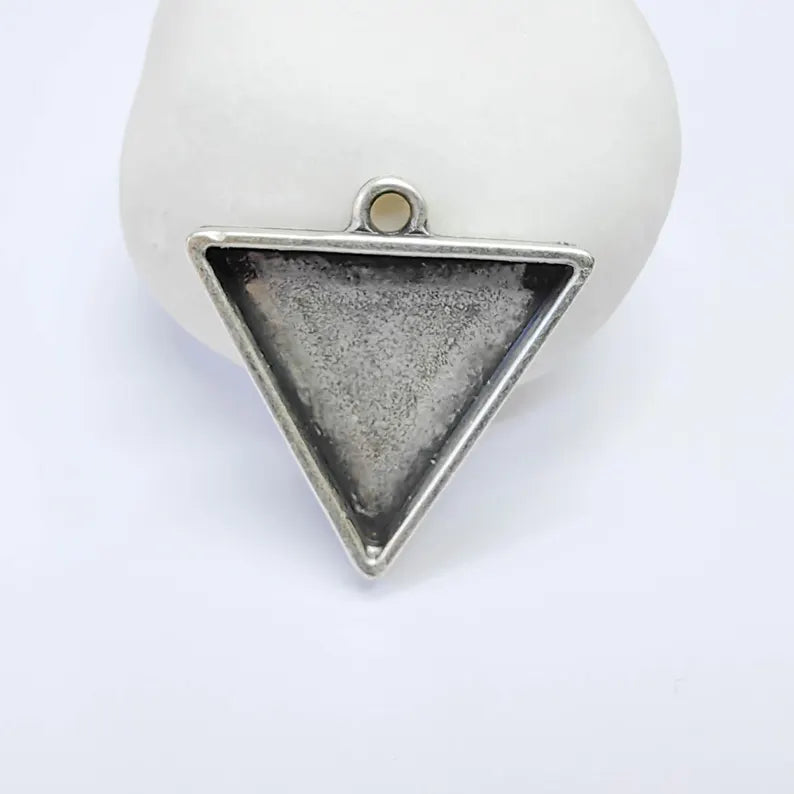 Triangle Bezel Pendant, 24x24x24mm Inner Size, Antique Silver Plated, Zamac Jewelry Finding, 28x27mm, G37809