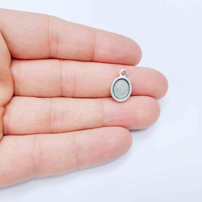 4 Oval Bezel Pendant, 10x8mm Inner Size, Antique Silver Plated, Zamac Jewelry Finding, 16x10mm, G37826