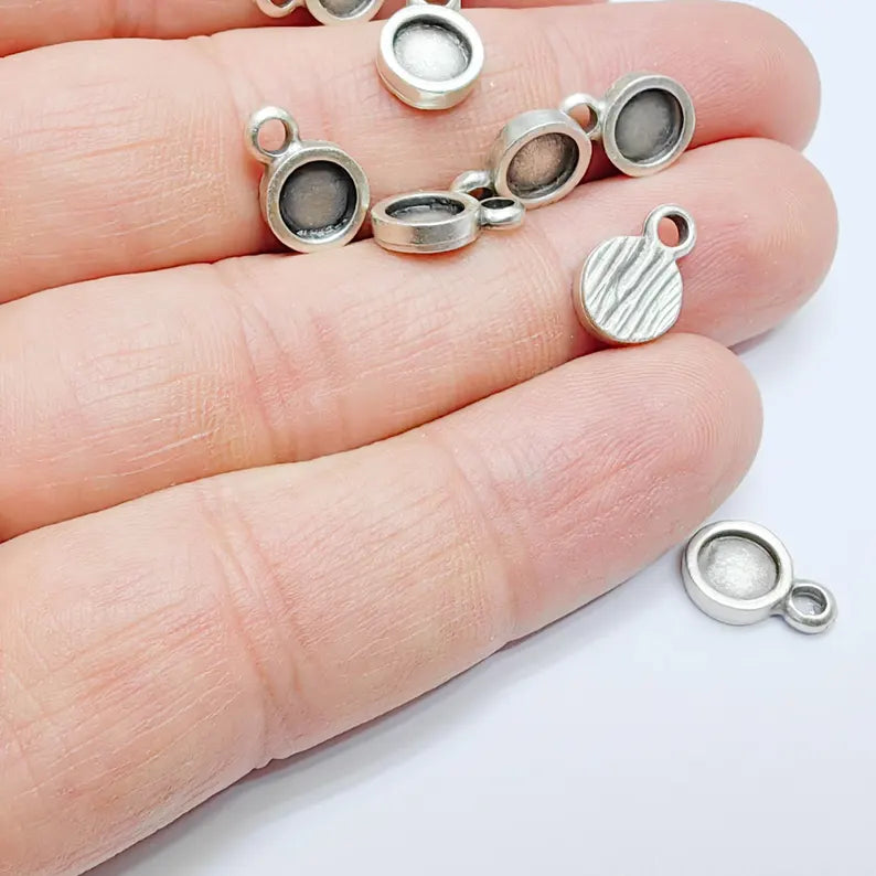 4 Round Bezel Pendant Blank, Circular Design, Antique Silver Plated, 8mm Bezel, G37794