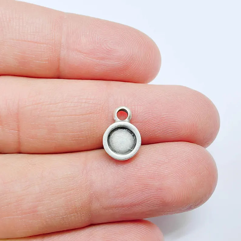 4 Round Bezel Pendant Blank, Circular Design, Antique Silver Plated, 8mm Bezel, G37794