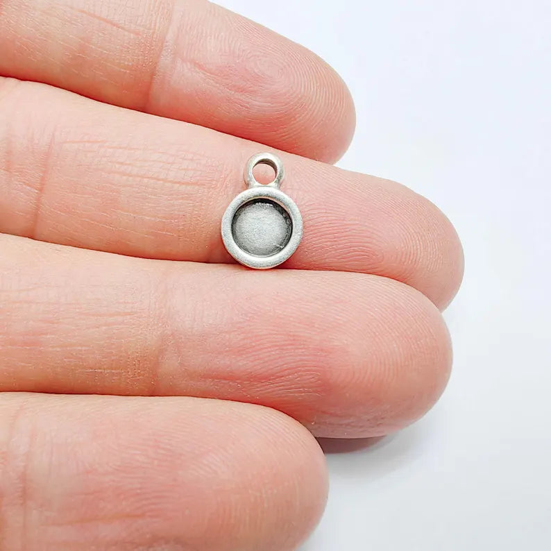 4 Round Bezel Pendant Blank, Circular Design, Antique Silver Plated, 8mm Bezel, G37794