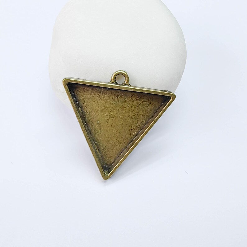 Triangle Bezel Charm Pendant, 29x29x29mm Bezel Setting, Geometric Frame, Antique Bronze Plated G37815