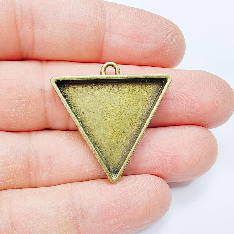 Triangle Bezel Charm Pendant, 29x29x29mm Bezel Setting, Geometric Frame, Antique Bronze Plated G37815