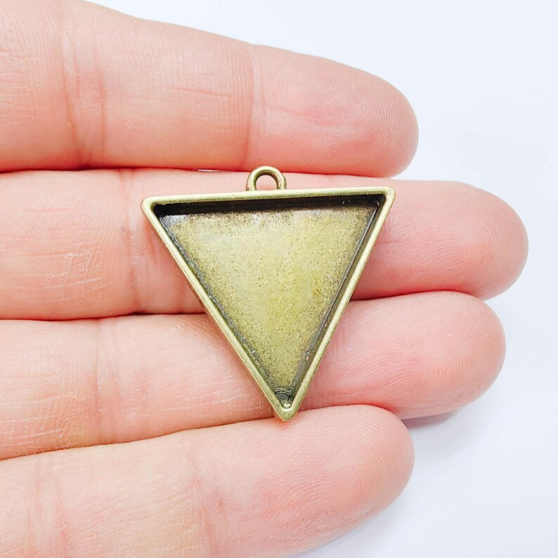Triangle Bezel Charm Pendant, 29x29x29mm Bezel Setting, Geometric Frame, Antique Bronze Plated G37815