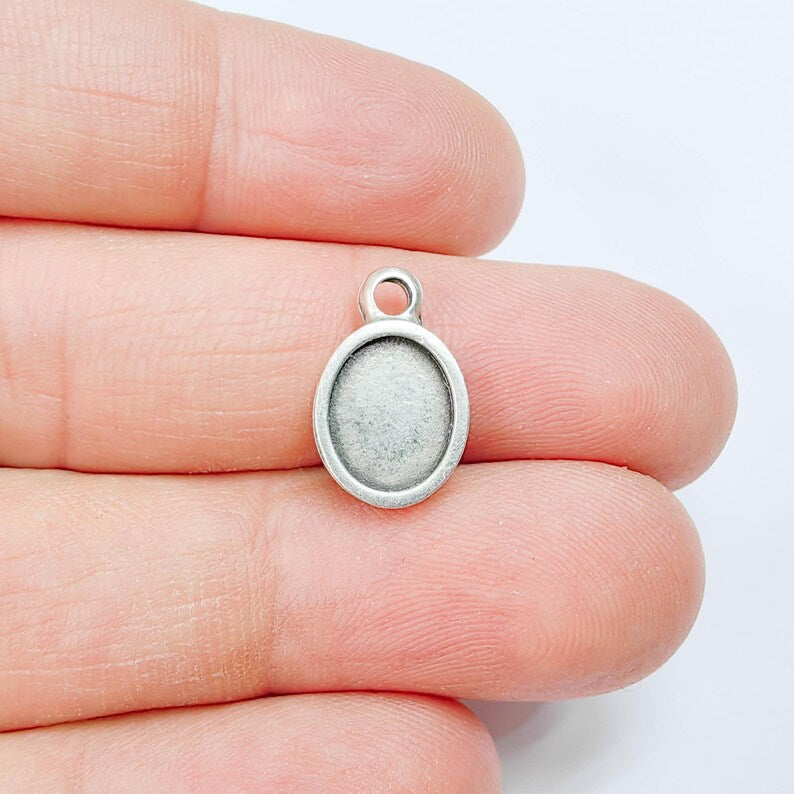 4 Oval Bezel Pendant, 10x8mm Inner Size, Antique Silver Plated, Zamac Jewelry Finding, 16x10mm, G37826