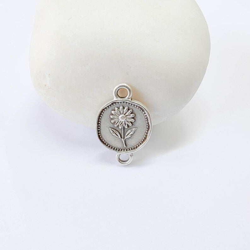 4 Daisy Flower Connector Charm, Botanical Nature Design, Oval Shape, Double Sided, 20x13mm, G37837