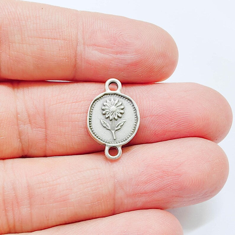 4 Daisy Flower Connector Charm, Botanical Nature Design, Oval Shape, Double Sided, 20x13mm, G37837