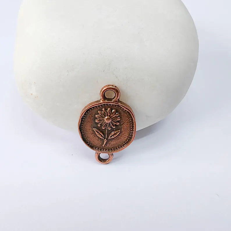4 Daisy Flower Connector Charm, Botanical Nature Design, Oval Shape, Copper Plated 20x13mm, G37877