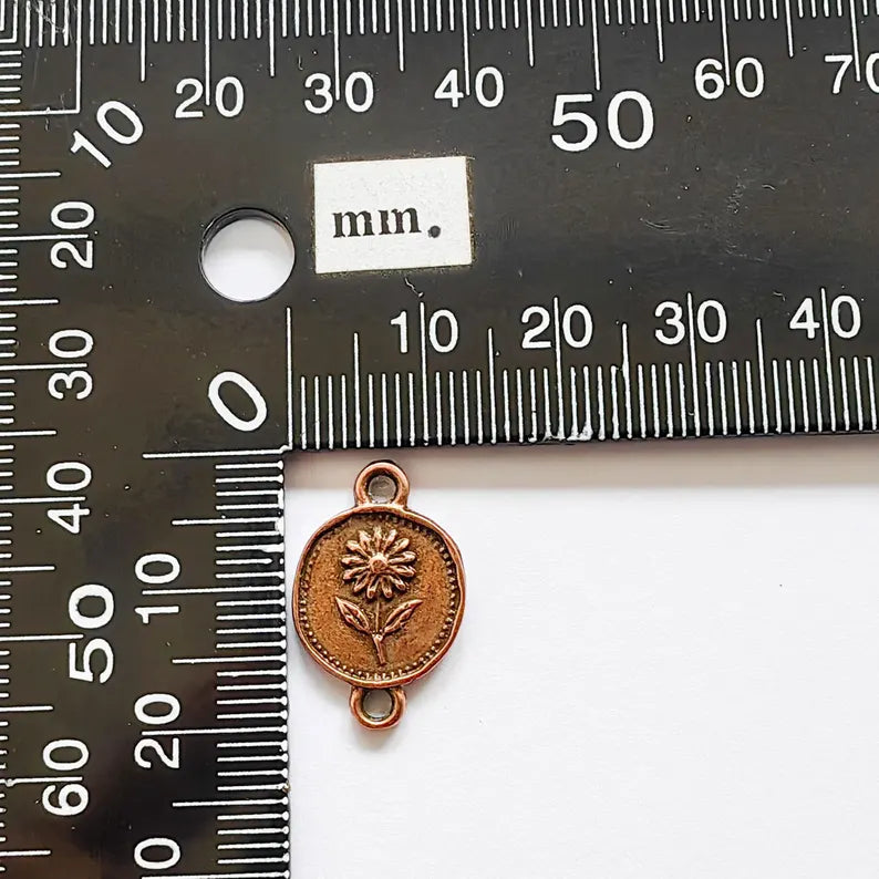 4 Daisy Flower Connector Charm, Botanical Nature Design, Oval Shape, Copper Plated 20x13mm, G37877