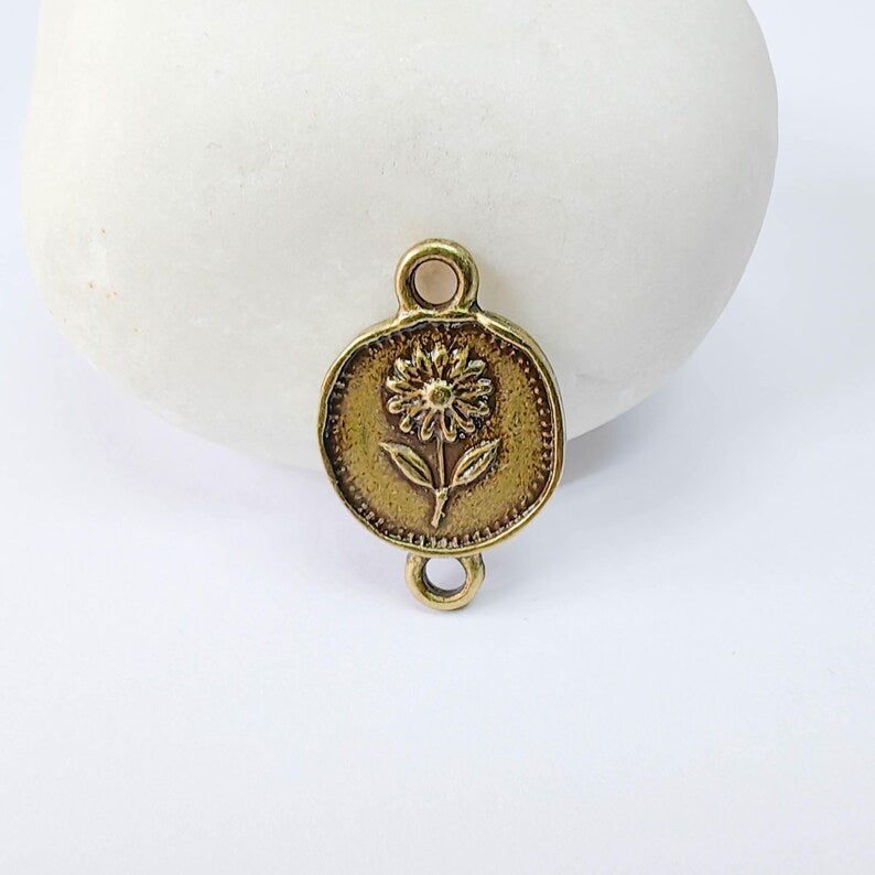 4 Daisy Flower Connector Charm, Botanical Nature Design, Oval Shape, Bronze Plated 20x13mm, G37884