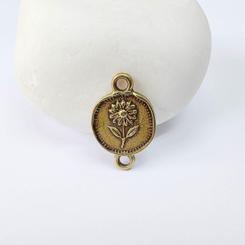 4 Daisy Flower Connector Charm, Botanical Nature Design, Oval Shape, Bronze Plated 20x13mm, G37884