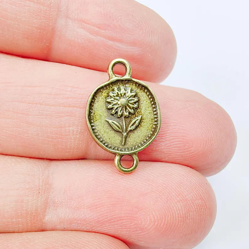 4 Daisy Flower Connector Charm, Botanical Nature Design, Oval Shape, Bronze Plated 20x13mm, G37884