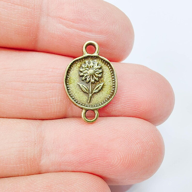 4 Daisy Flower Connector Charm, Botanical Nature Design, Oval Shape, Bronze Plated 20x13mm, G37884