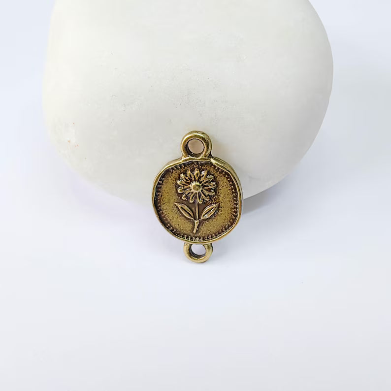 4 Daisy Flower Connector Charm, Botanical Nature Design, Oval Shape, Bronze Plated 20x13mm, G37884