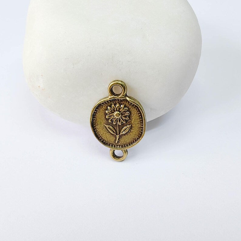 4 Daisy Flower Connector Charm, Botanical Nature Design, Oval Shape, Bronze Plated 20x13mm, G37884