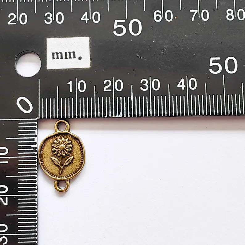 4 Daisy Flower Connector Charm, Botanical Nature Design, Oval Shape, Bronze Plated 20x13mm, G37884