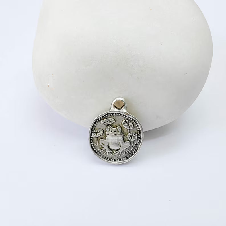 4 Pcs Frog Round Charm Pendant, Double Sided Nature Design, Antique Silver Plated, 16x13mm, G37970