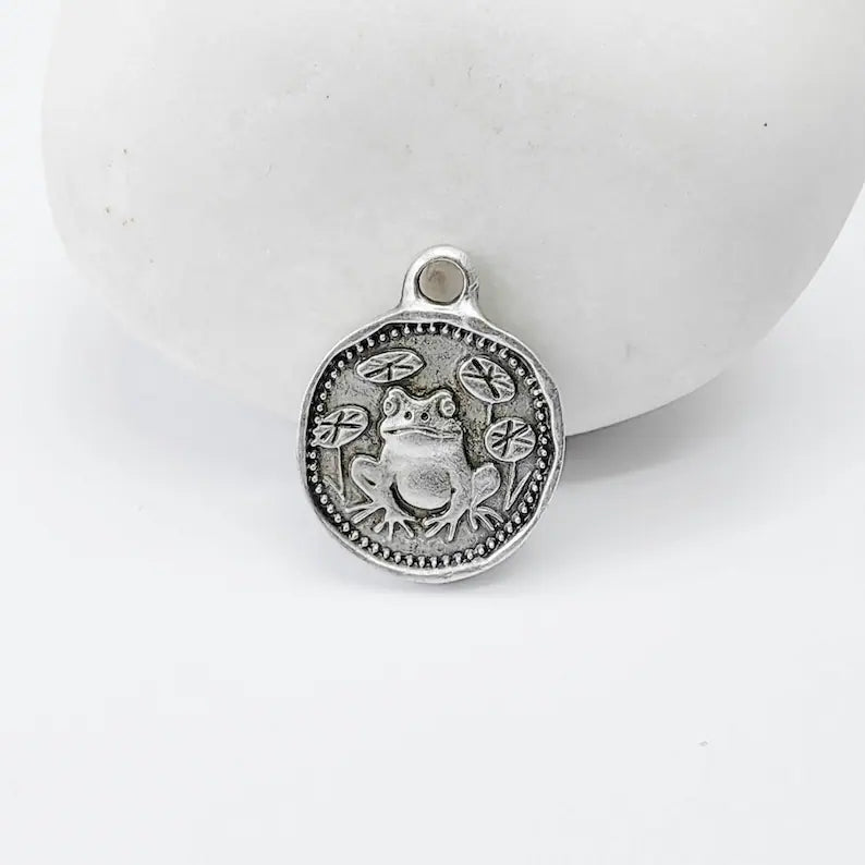 4 Pcs Frog Round Charm Pendant, Double Sided Nature Design, Antique Silver Plated, 16x13mm, G37970