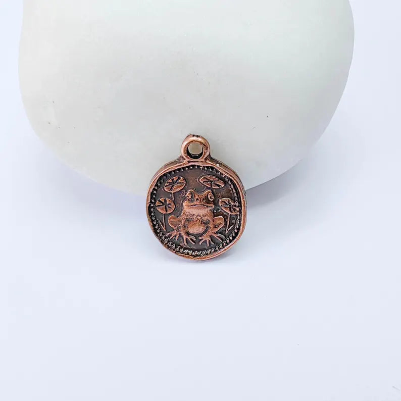 2 Frog Round Charm Pendant, Double Sided Nature Design, Antique Copper Plated, 16x13mm, G38040