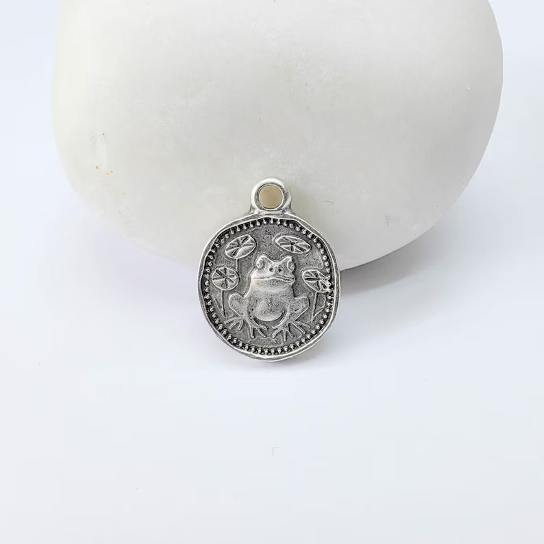 4 Pcs Frog Round Charm Pendant, Double Sided Nature Design, Antique Silver Plated, 16x13mm, G37970
