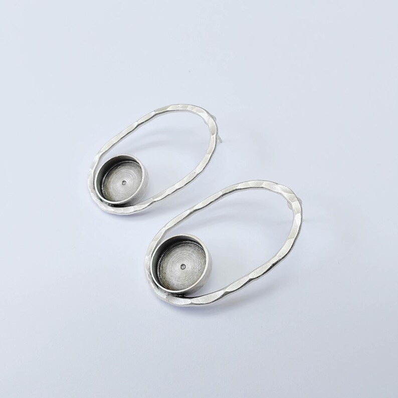 Hammered Oval Earring Blank, 12mm Bezel Setting, Antique Silver Plated Brass, G37997