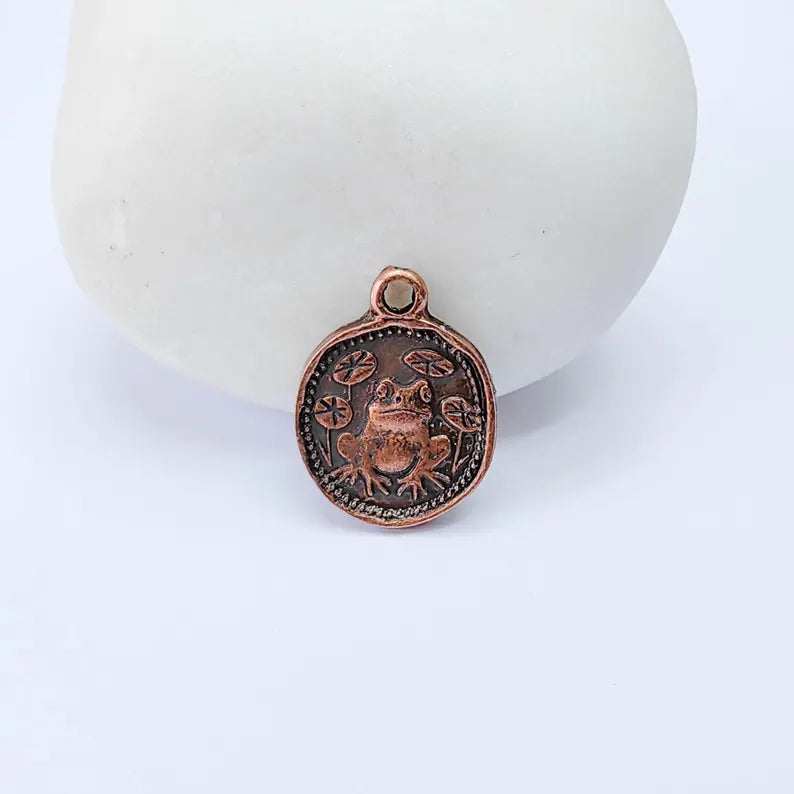 2 Frog Round Charm Pendant, Double Sided Nature Design, Antique Copper Plated, 16x13mm, G38040
