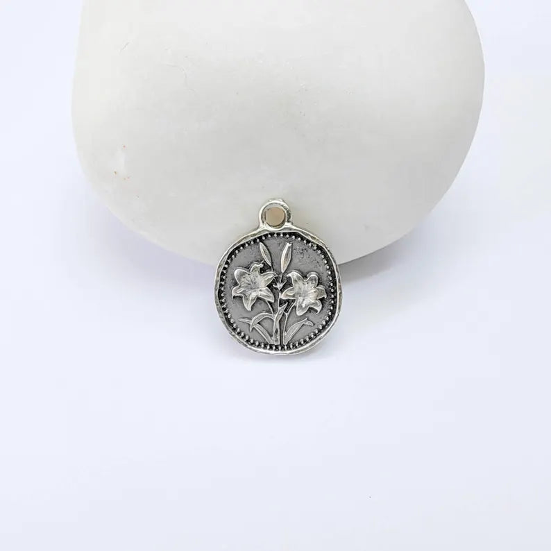 4 Lily Flower Charm Pendant, Double Sided Botanical Floral Design, 16x13mm, Antique Silver Plated G38164