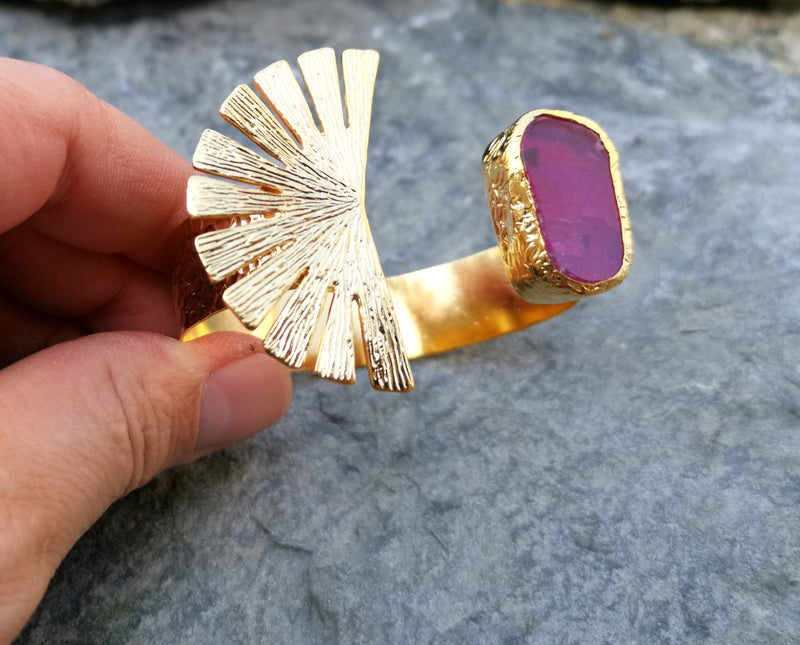 Bracelet with Fuchsia Agate Gemstone Gold Plated Brass Adjustable SR189