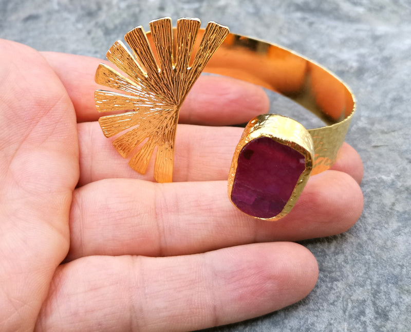 Bracelet with Fuchsia Agate Gemstone Gold Plated Brass Adjustable SR189