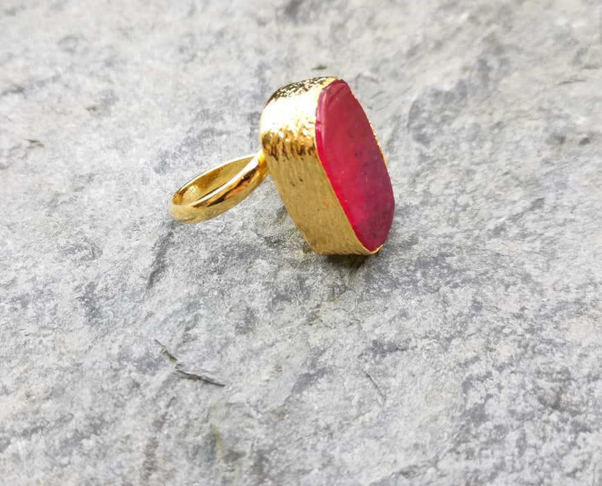 Ring with Fuchsia Agate Gemstone Gold Plated Brass Adjustable SR209