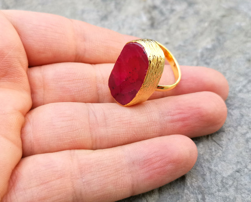 Ring with Fuchsia Agate Gemstone Gold Plated Brass Adjustable SR209