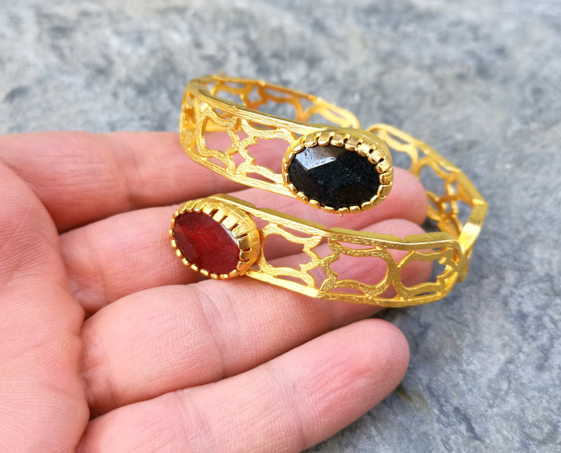 Bracelet with Red and Black Stones Gold Plated Brass Adjustable SR512